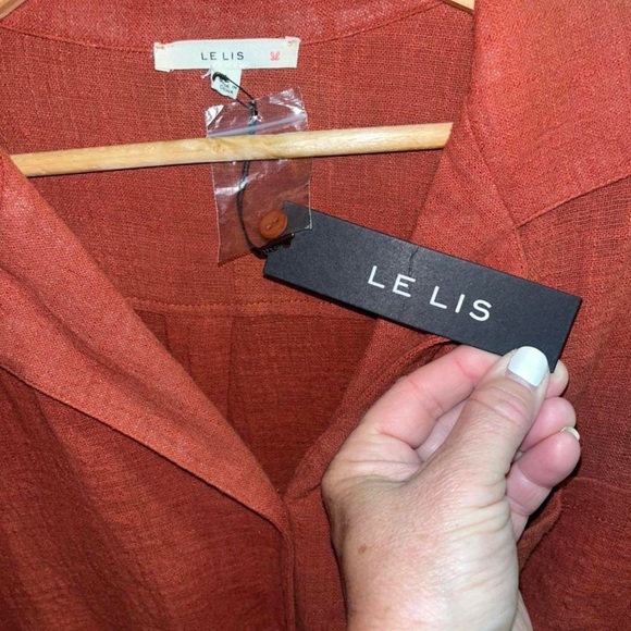 Le Lis Button Down High-Low Top NWT - Picture 4 of 4